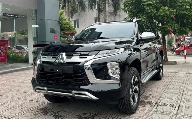 Tin tức giá xe: Mitsubishi Pajero Sport 2025 giảm 70 triệu tại đại lý, máy xăng mạnh hơn Fortuner