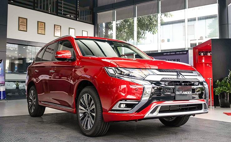 Giá xe Mitsubishi Outlander mới nhất tháng 7/2024, ưu đãi 50% phí trước bạ và quà tặng