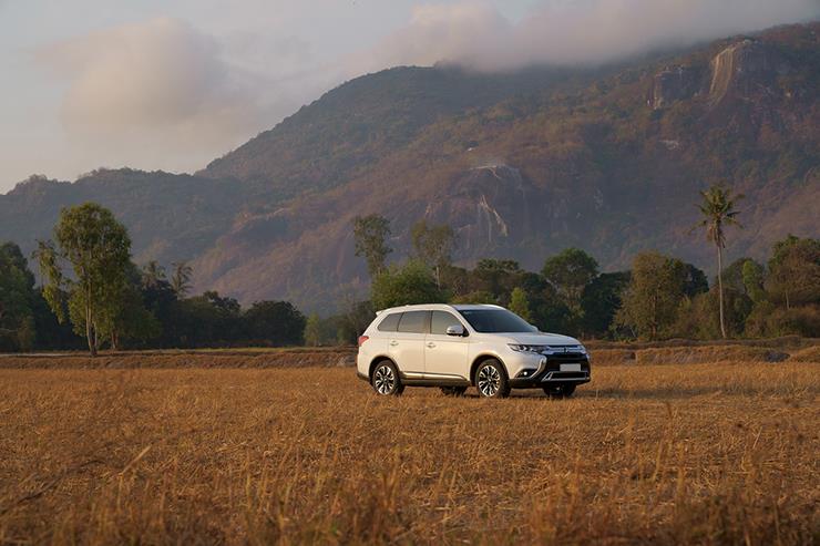 Giá xe Mitsubishi Outlander tháng 4/2023, ưu đãi 50% phí trước bạ